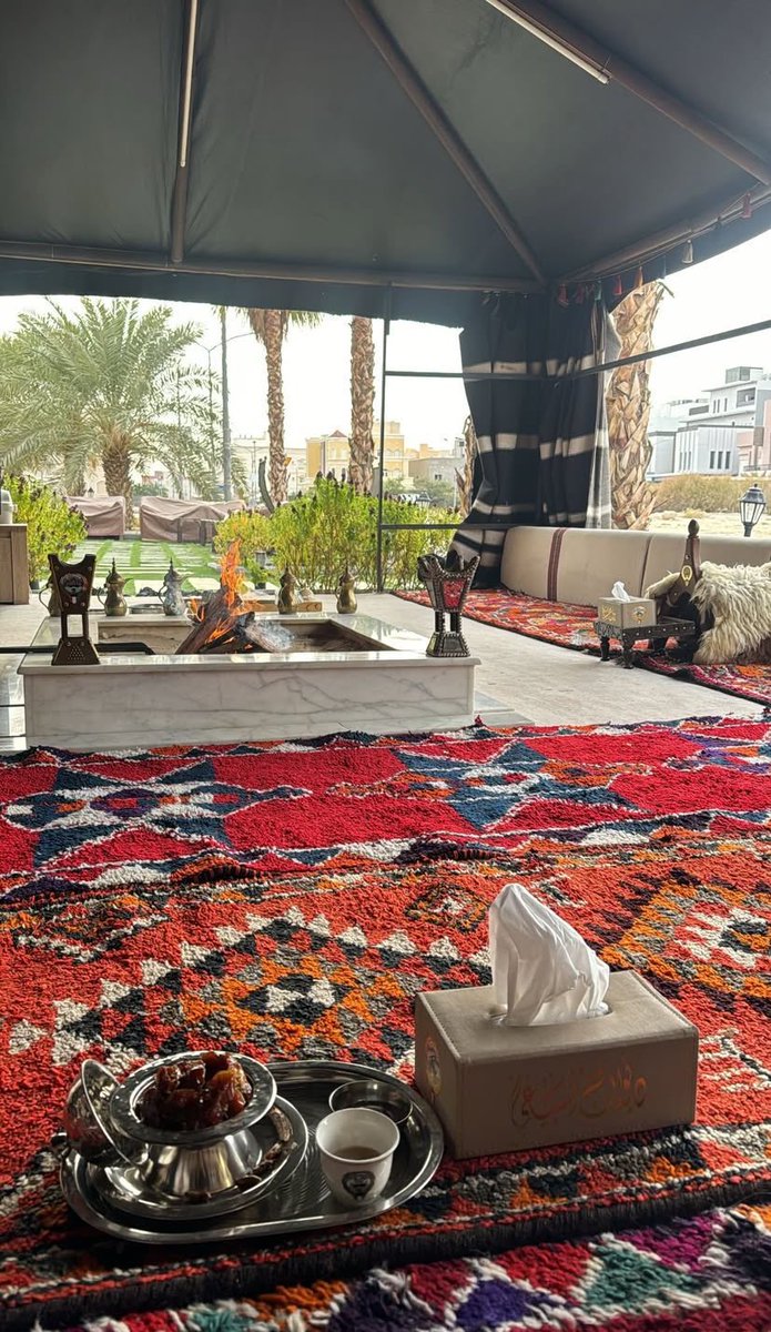 صباح الخير  ...  آما بعد :

لا تدع اليوم يأتي وأنت مازلت في ذكريات الأمس المتعبة ، يوم جديد يستحق منك كل جديد.