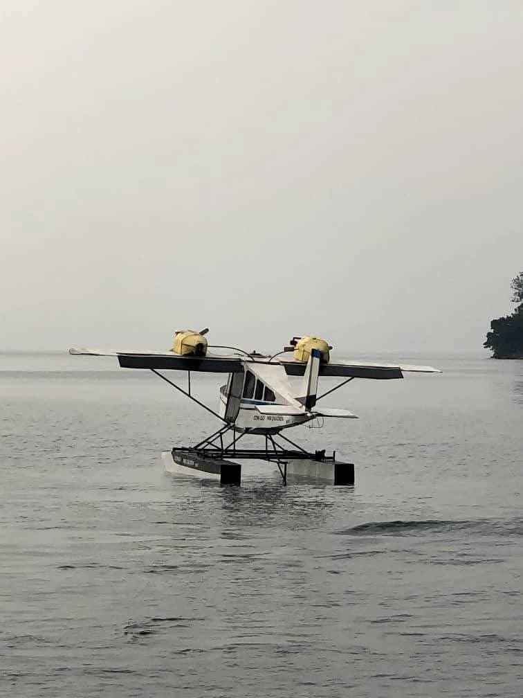 benjimk's tweet photo. 🚤✈️ #Goma : Trois jeunes innovateurs congolais testent leur hydravion sur le lac Kivu, une première en #RDC !

Après 6 mois de travail acharné, Victoire Chituli, David Chinega & Ushindi Mitima ont conçu un modèle hybride : un bateau à moteur thermique combiné à un système solaire. 🌞⚡

🎓 Diplômés en électricité et mécanique, ils prévoient bientôt tester l’accélération et le décollage (altitude prévue : 30 m).

🤝 Ces entrepreneurs appellent au soutien pour développer l’industrie locale et propulser leur vision pour la RDC.