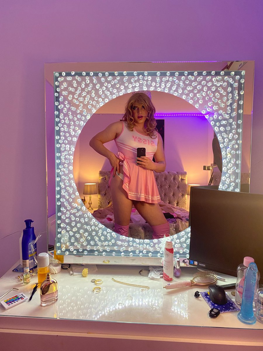 sissycharlottew's tweet photo. The feeling I get when I look in the mirror and the sexy sissy bimbo staring back at me turns me on so so much 🍆🔐💖

#sissy #trans https://t.co/8aTYPPlxFy