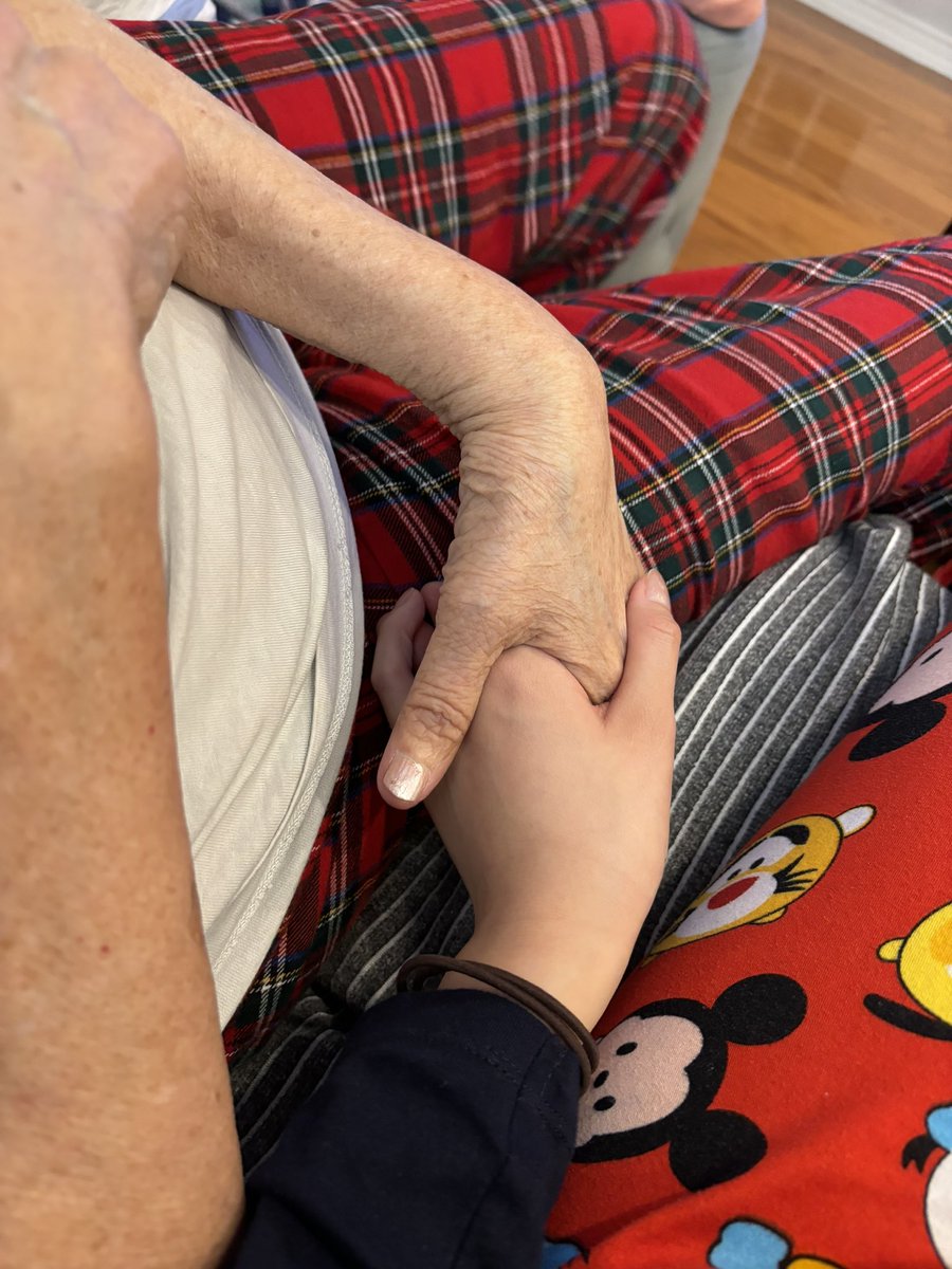 大好きなおばあちゃんが天国に旅立ちました。去年絶対に行かないと後悔する気がして行ってあえて沢山おばあちゃんに愛を伝えれてよかったです。正直とても寂しいし最後に電話出てあげれなくて悔いが残ってますが頑張って生きていこうと思います