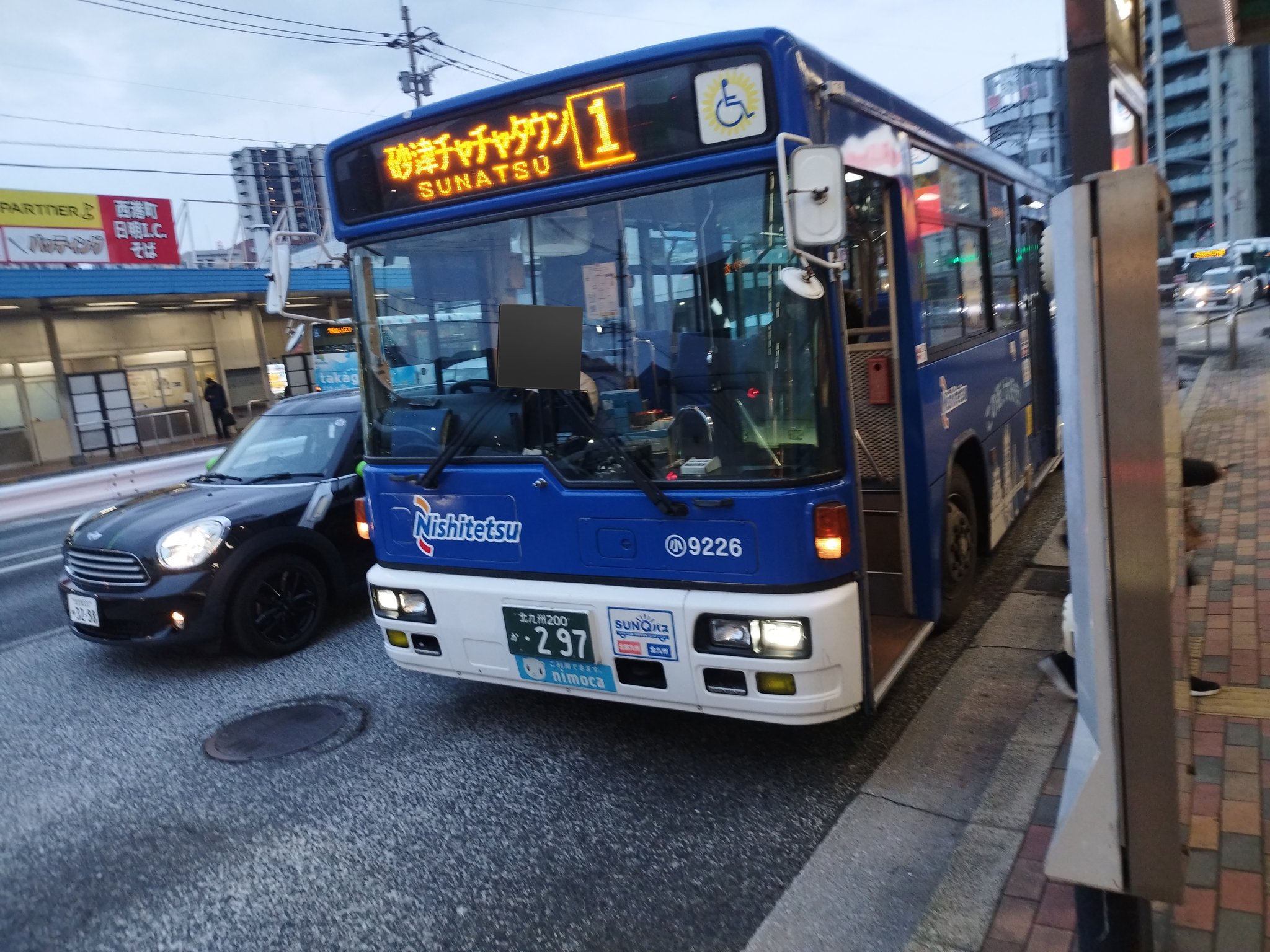 西鉄バス 小倉2612 1番特快西鉄黒崎バスセンター行き。連節バス代替車。これもびっくりしました。