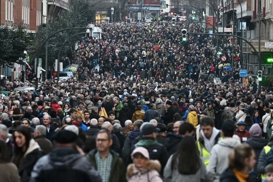 naiz_info's tweet photo. Una multitud evidencia en Bilbo el deseo de un futuro sin presos y en convivencia
https://t.co/BVxb3fgqEA
Crónica de @goikodeustu sobre la multitudinaria manifestación de Sare que llenó este sábado la calle Autonomía https://t.co/vOzmwaoo8P