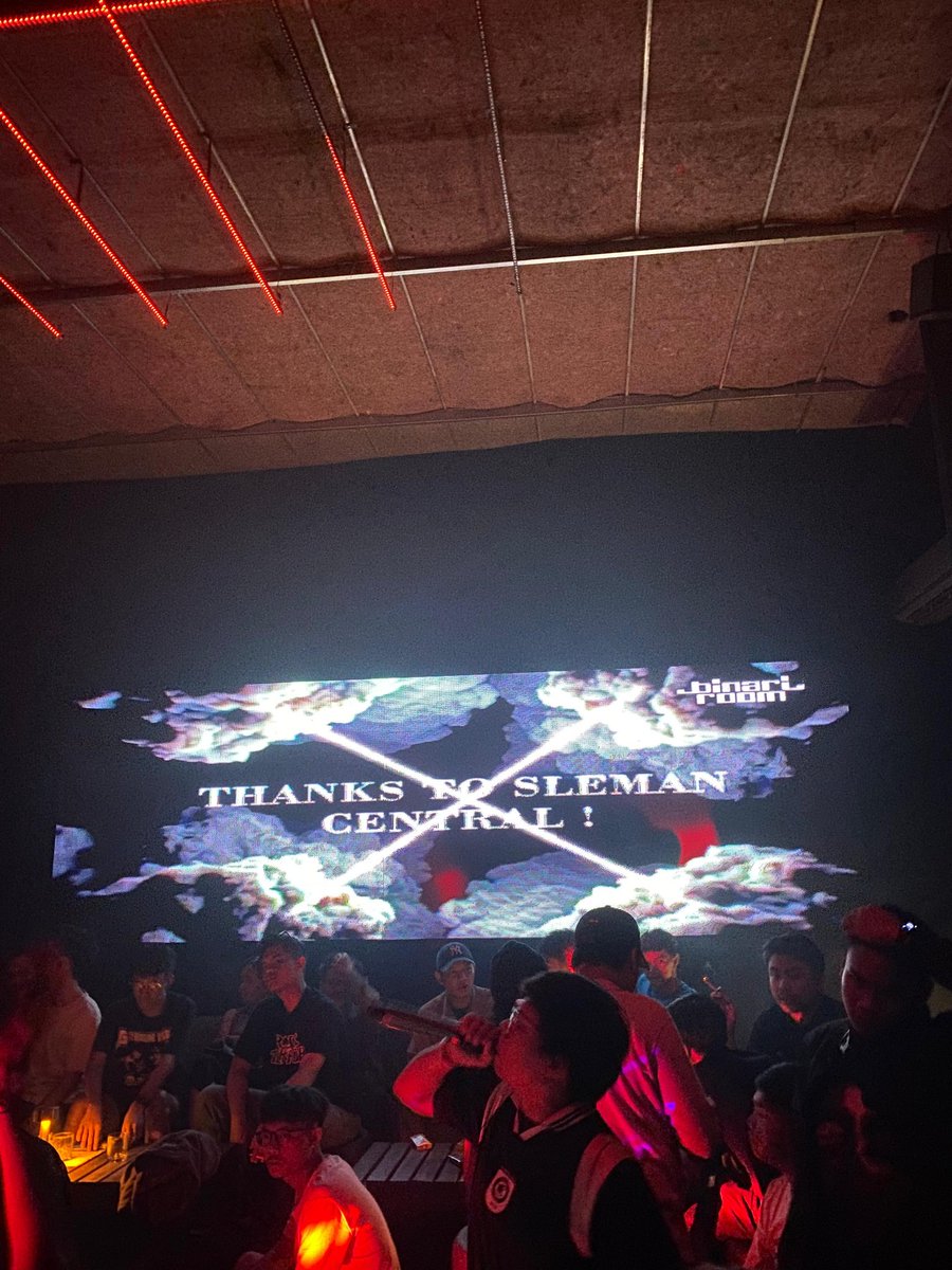 SLEMANCENTRAL's tweet image. Terima kasih @SDRXPSS untuk pre match syndromenya, terima kasih @SuicideSquad76 untuk after matchnya dan terima kasih @PSSleman untuk kemenangannya, sehat selalu buat kita semua sodaraku🫶🏻🫂🤚🏻💥