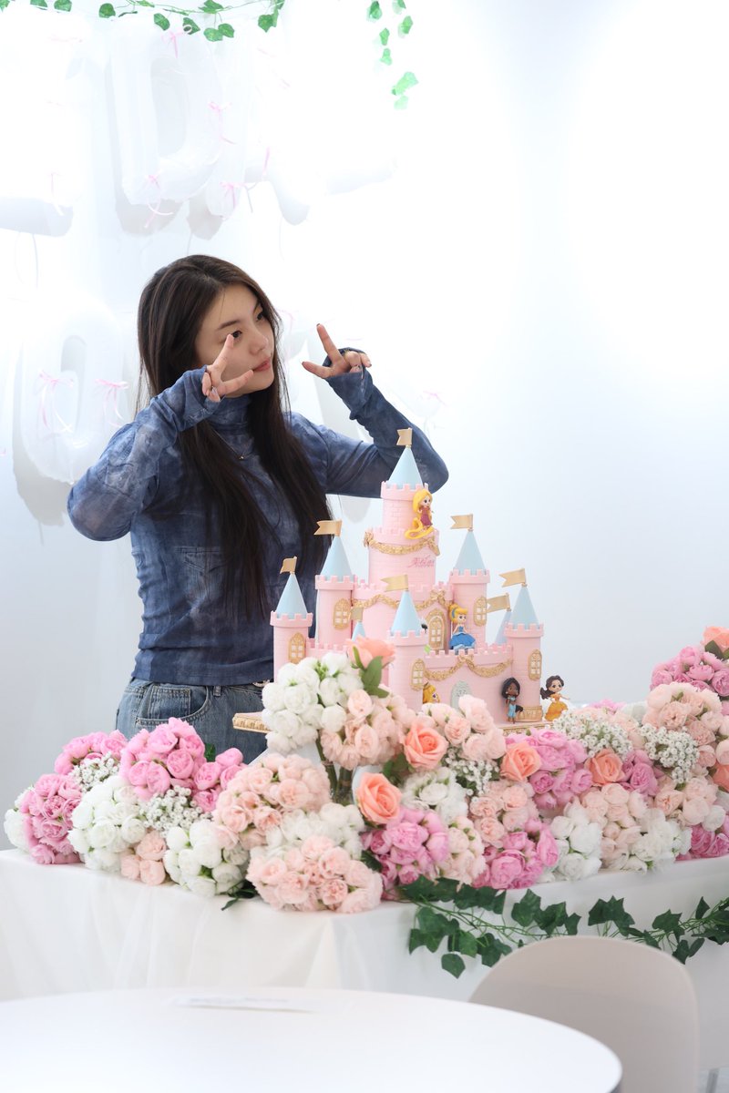merrycafe's tweet photo. ᴄᴀꜰᴇ ᴍᴇʀʀʏ

ᡣ𐭩 데뷔 13주년 기념 카페가 진행중인 메리에 에일리님이 방문하셨습니다 .ᐟ.ᐟ

팬들의 정성과 사랑에 아주 많이 행복해하시고 재미있게 즐기시는 모습이 너무 아름다웠습니다 💜💖

#에일리 #ailee 

#생일카페 #생카 #카페대관 #생카대관 #이벤트카페 #홍대생카 #카페메리 https://t.co/ENaFTqEhsP