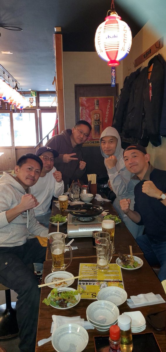 hiro02740911's tweet photo. ジムの仲間と『オヤジ会②』
ジムワークを終えて、オッサン5人で、新年会🍺
皆それぞれの目標に向けて、2025年もハードワークで、頑張ります🥊
#KG大和ボクシングジム https://t.co/Tq6Je8oqwa