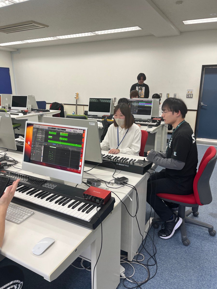 TVA_News's tweet photo. 🎍　🐍　🎍　🐍　🎍　🐍
＼　本日が新年一発目　／
  オープンキャンパス開催！
￼🎍　🐍　🎍　🐍　🎍　🐍

本日もオープンキャンパスにお越しいただきありがとうございました📣

今回は特殊メイク学科の「義眼メイク体験」と音楽総合学科の「サウンドクリエイター体験」をお届け👀

本校では専門性の学び以外にも、チームワークやコミュニケーション能力など社会で必要なスキルも身に付けることができます🫶🏻

そして1月26日は #ドリームキャンパス を開催！
初めての方もオープンキャンパスに参加したことある方もお待ちしておりますので、お気軽にご予約ください👇
https://t.co/wbq8yNTVq3

#２１世紀アカデメイア
#東京ビジュアルアーツアカデミー
#オープンキャンパス
#写真 #映像 #特殊メイク #マスコミ #音楽 
#パフォーミングアーツ #ダンス
#エンタメ
#クリエイティブ
#専門学校
