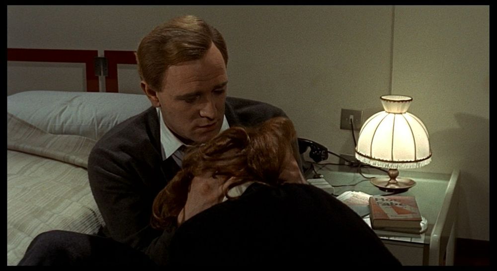 LewisBeerBlog's tweet image. I think I’ve discovered the origin of the title ‘Red Desert’: it’s in the novel Homo Faber by Max Frisch, which can be seen on Corrado’s bedside table in the hotel room scene. (This is the 1959 Italian edition.)