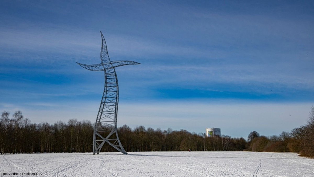 uli_paetzel's tweet photo. #Schnee an #Emscher und #Lippe! Mein Tipp für einen Sonntagsspaziergang: Den Zauberlehrling in @StadtOberhausen besuchen. Die #Skulptur von „Inges Idee“ erinnert an einen zum Leben erweckten Strommast, der aus der Reihe tanzt. #Sonntagsgruß #Emscherkunst https://t.co/XbGrZPC7S8