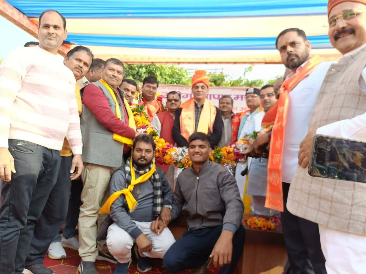 upuvm0221's tweet photo. कानपुर देहात के शपथ ग्रहण समारोह में व्यापारी हितों में संघर्ष करने की शपथ दिलवाई गई!
कार्यक्रम में मुख्य अतिथि प्रदेश अध्यक्ष मा० मुकुंद मिश्रा जी, विशिष्ट अतिथि महामंत्री डॉक्टर दिलीप सेठ, श्री राजेंद्र गुप्ता जी और संयुक्त महामंत्री श्री श्याम मोहन दुबे जी उपस्थित रहे! https://t.co/wMceH3Cno8