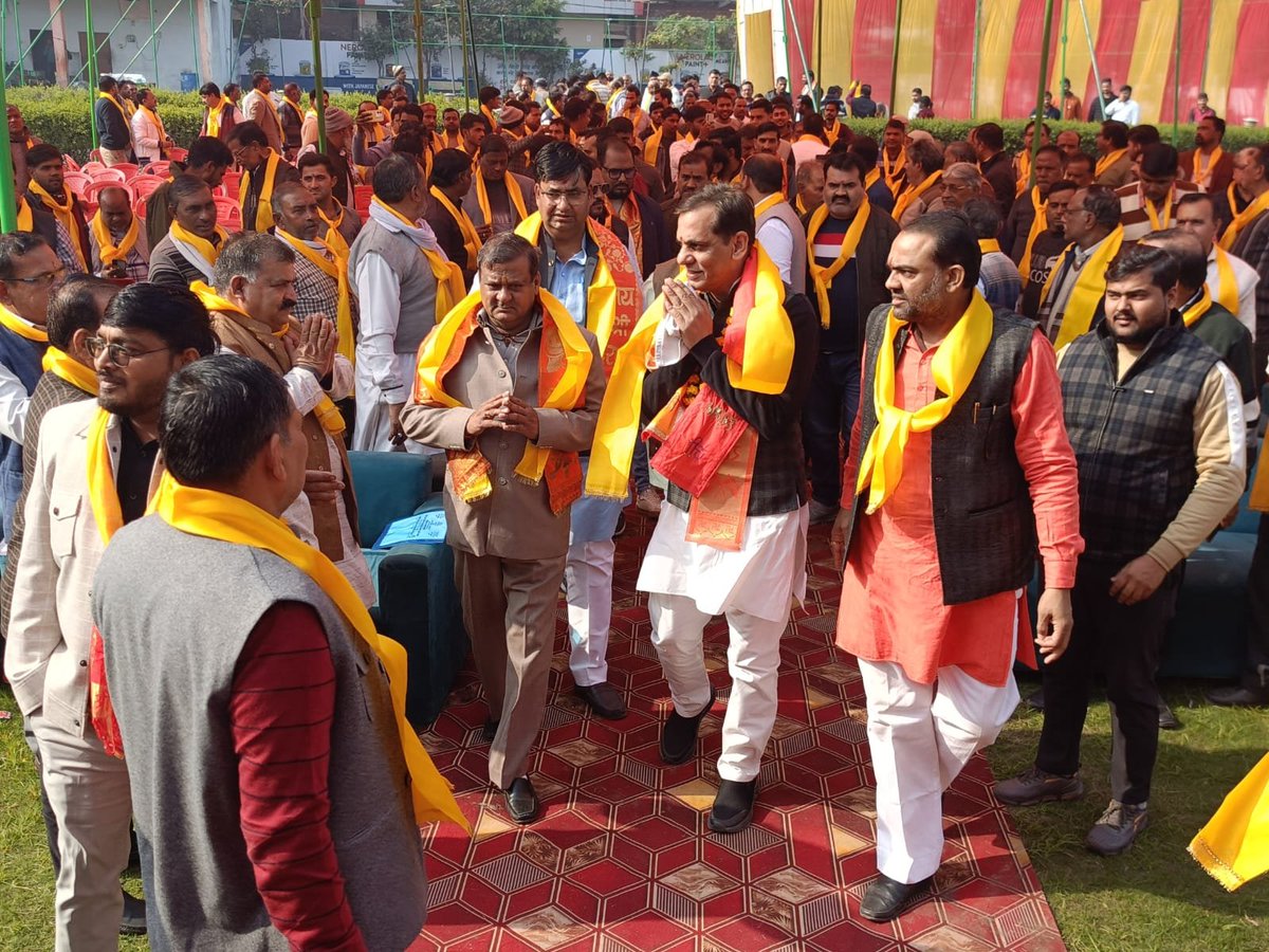 upuvm0221's tweet photo. कानपुर देहात के शपथ ग्रहण समारोह में व्यापारी हितों में संघर्ष करने की शपथ दिलवाई गई!
कार्यक्रम में मुख्य अतिथि प्रदेश अध्यक्ष मा० मुकुंद मिश्रा जी, विशिष्ट अतिथि महामंत्री डॉक्टर दिलीप सेठ, श्री राजेंद्र गुप्ता जी और संयुक्त महामंत्री श्री श्याम मोहन दुबे जी उपस्थित रहे! https://t.co/wMceH3Cno8