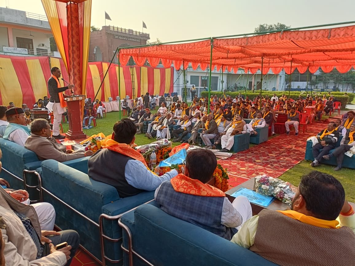 कानपुर देहात के शपथ ग्रहण समारोह में व्यापारी हितों में संघर्ष करने की शपथ दिलवाई गई!
कार्यक्रम में मुख्य अतिथि प्रदेश अध्यक्ष मा० मुकुंद मिश्रा जी, विशिष्ट अतिथि महामंत्री डॉक्टर दिलीप सेठ, श्री राजेंद्र गुप्ता जी और संयुक्त महामंत्री श्री श्याम मोहन दुबे जी उपस्थित रहे!