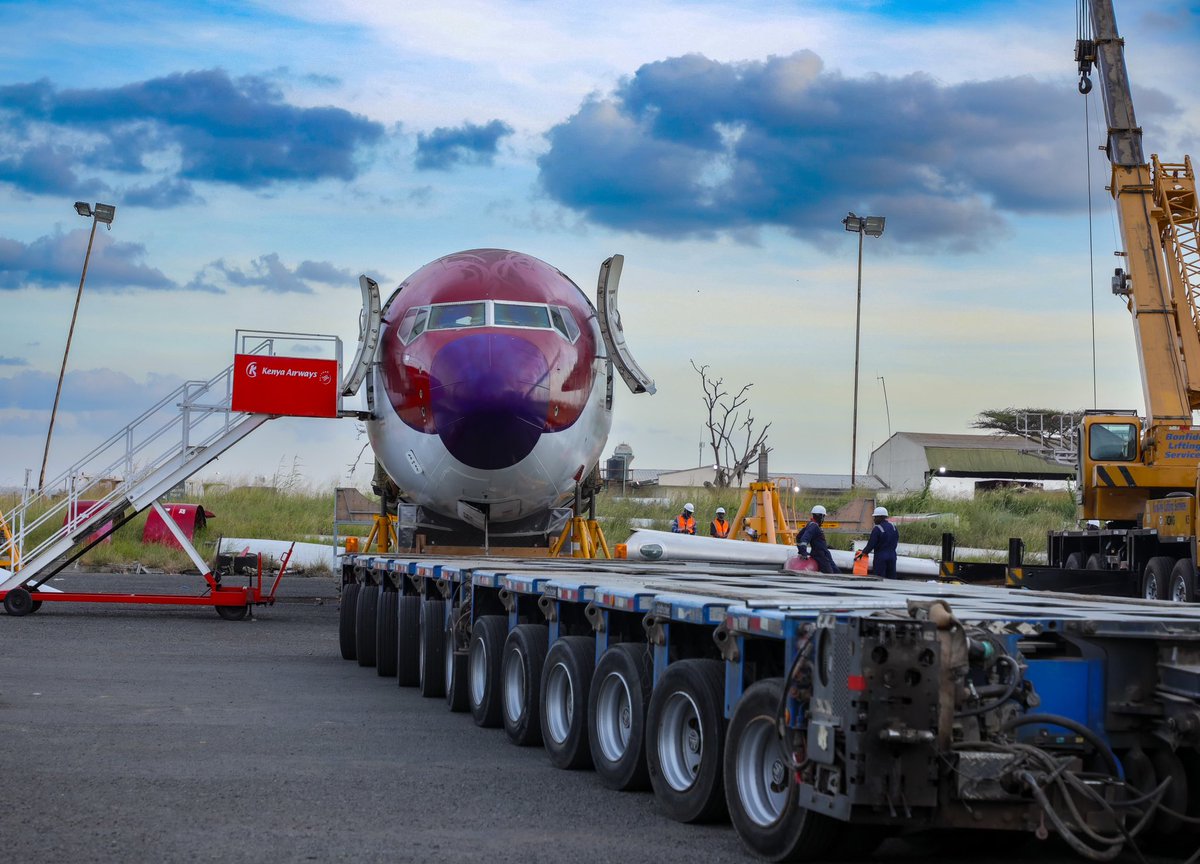 ntvkenya's tweet photo. 🚨 PUBLIC NOTICE 🚨

EXTRA LONG ABNORMAL LOAD TRANSPORTATION

🛑 CAUTION: Special care required before overtaking.

📍 ROUTE: JKIA ➡ Eastern Bypass ➡ Thika Road ➡ Mang'u

📅 DATE: 12/01/2025

🛑 To all road users, please exercise extra care and caution when approaching this convoy. Let’s ensure a safe journey for everyone!

#WingsOfInnovation @KenyaAirways @KenyaAirports @KCBGroup