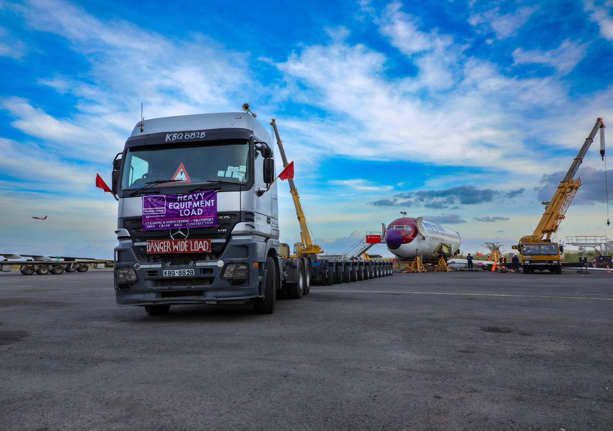 ntvkenya's tweet photo. 🚨 PUBLIC NOTICE 🚨

EXTRA LONG ABNORMAL LOAD TRANSPORTATION

🛑 CAUTION: Special care required before overtaking.

📍 ROUTE: JKIA ➡ Eastern Bypass ➡ Thika Road ➡ Mang'u

📅 DATE: 12/01/2025

🛑 To all road users, please exercise extra care and caution when approaching this convoy. Let’s ensure a safe journey for everyone!

#WingsOfInnovation @KenyaAirways @KenyaAirports @KCBGroup
