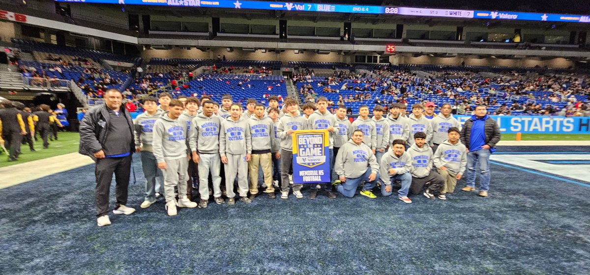 Coach_POrtega's tweet image. Our @EISDMemorialHS @EISDofSA Minutemen Football Team had a great time at the SA Sports HS All Star Football Game at the AlamoDome. We were presented at halftime for going #BeyondtheGame with #MinuteMENread program. Thank you @ValeroEnergy @SA_Sports for the support!