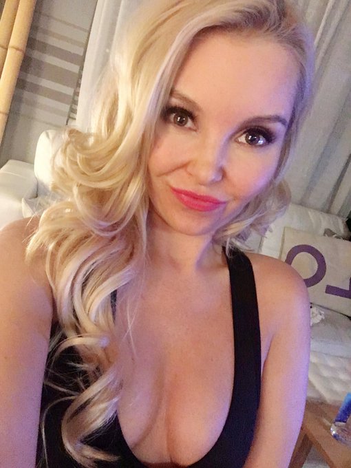 1 pic. Come distract me! And let me distract you… https://t.co/UkLx60coh5 https://t.co/KaXGqIXBHD