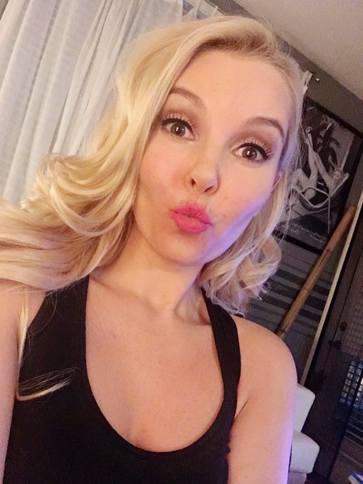 2 pic. Come distract me! And let me distract you… https://t.co/UkLx60coh5 https://t.co/KaXGqIXBHD