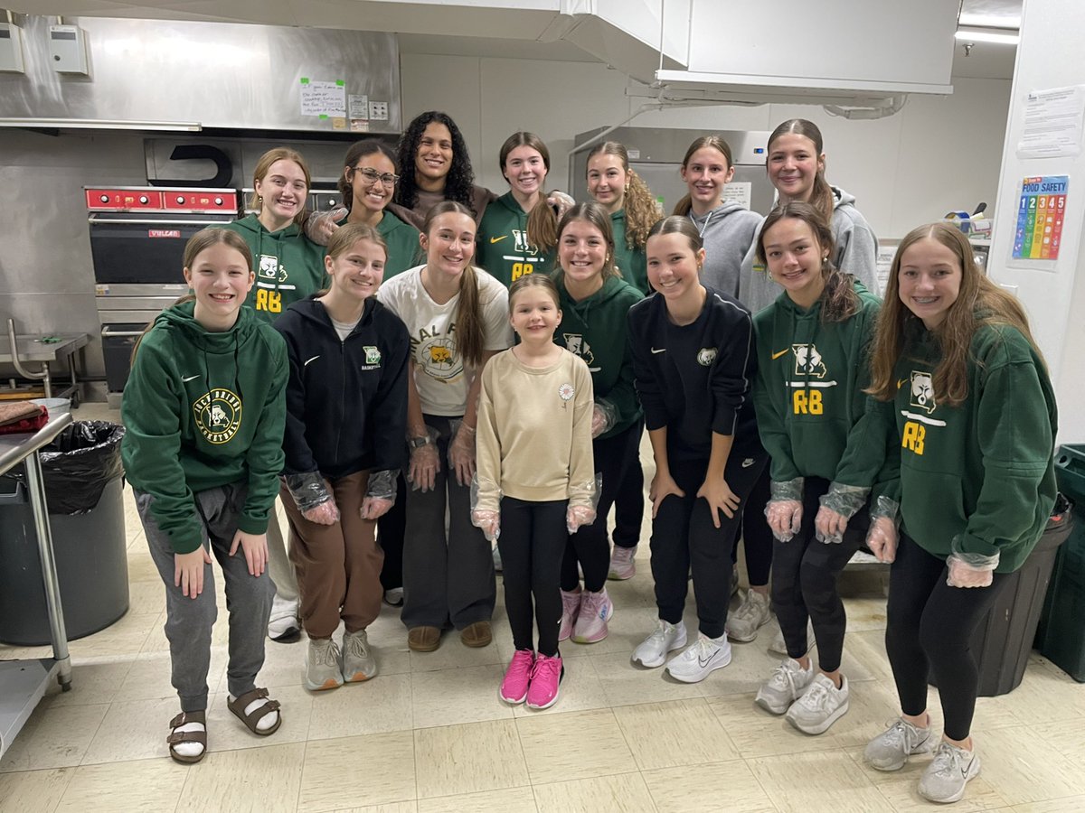 It was an honor to prepare and serve a meal to our homeless community at Loaves &amp; Fishes this evening. Neighbors helping neighbors. 💚💛🏀 #loving and serving