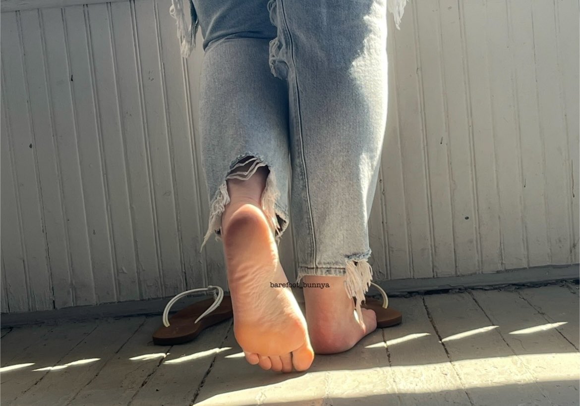 ☺️ #outdoors #outdoorphotography
#egirl #egirlaesthetic #foot #soles #teamprettyfeet #solesandtoes #pedicure #pedi #softfeet #goddess #toes