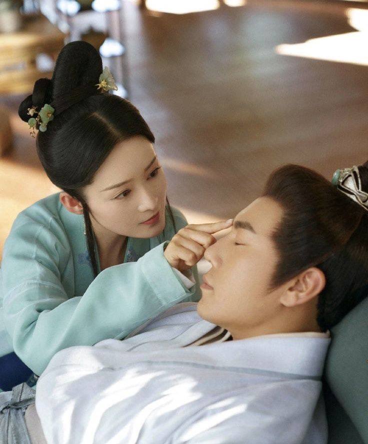 ⠀⠀

“ หวางเฟย ท่านอ๋องยังบรรทมอยู่เพคะ ”
นางกำนัลนับใช้เอ่ยไว้เช่นนั้น ทว่านายหญิงของจวนยังยืนยันจะเข้าไปปลุกพระสวามีด้วยตนเอง

นิ้วเรียวเกลี่ยไปตามพระนาสิกคมสันของชายหนุ่มที่กำลังหลับใหล มุมปากของเฉิงเฟยหมิงวาดขึ้นเป็นรอยยิ้ม

⠀⠀