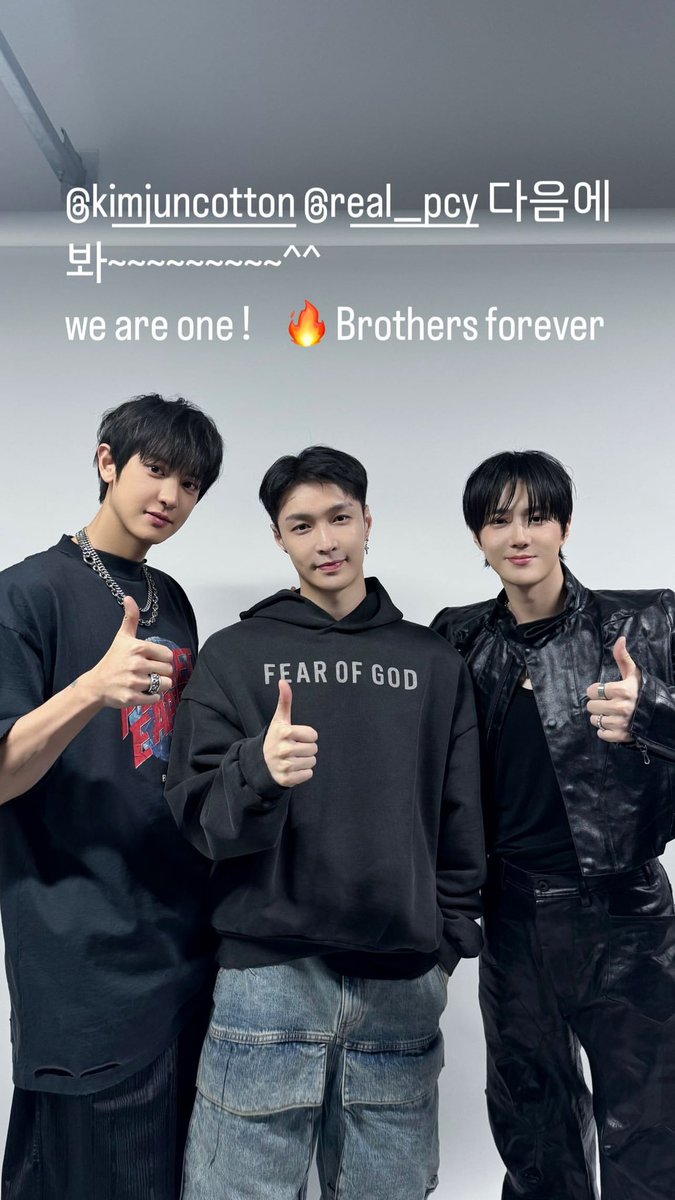 Xback_Ph's tweet photo. We are One! 🔥 Brothers Forever

@layzhang @weareoneEXO #Chanyeol #Suho #EXO #LayZhang https://t.co/2SvdanxXKQ