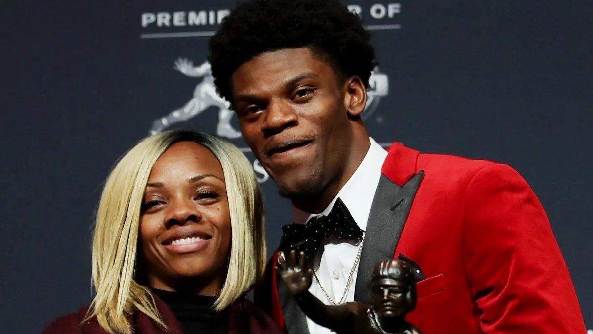 koestreicher34's tweet photo. The Ravens are 5-0 since Lamar Jackson's mom cussed him out https://t.co/6WTFTqFSWG