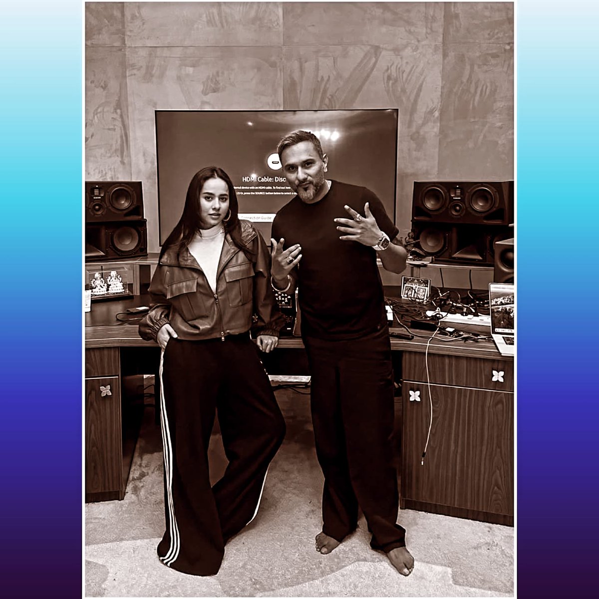 RA002308's tweet photo. New collab loading!!!
In a recent post, YYHS revealed that @asliyoyo x @sunanda_ss is going to happen soon. 🚀🚀🫡🫡

#yoyohoneysingh #yoyoarmy #tseries #musicdirector #moviescenes #musicdirector #media #musicproduction #viral #vibes #viralvideos #rap #raftarmusic #reelsinstagram #reelskarofeelkaro #reelsvideo #instagram #instagramreels #explore #trending #yyh #yyhs