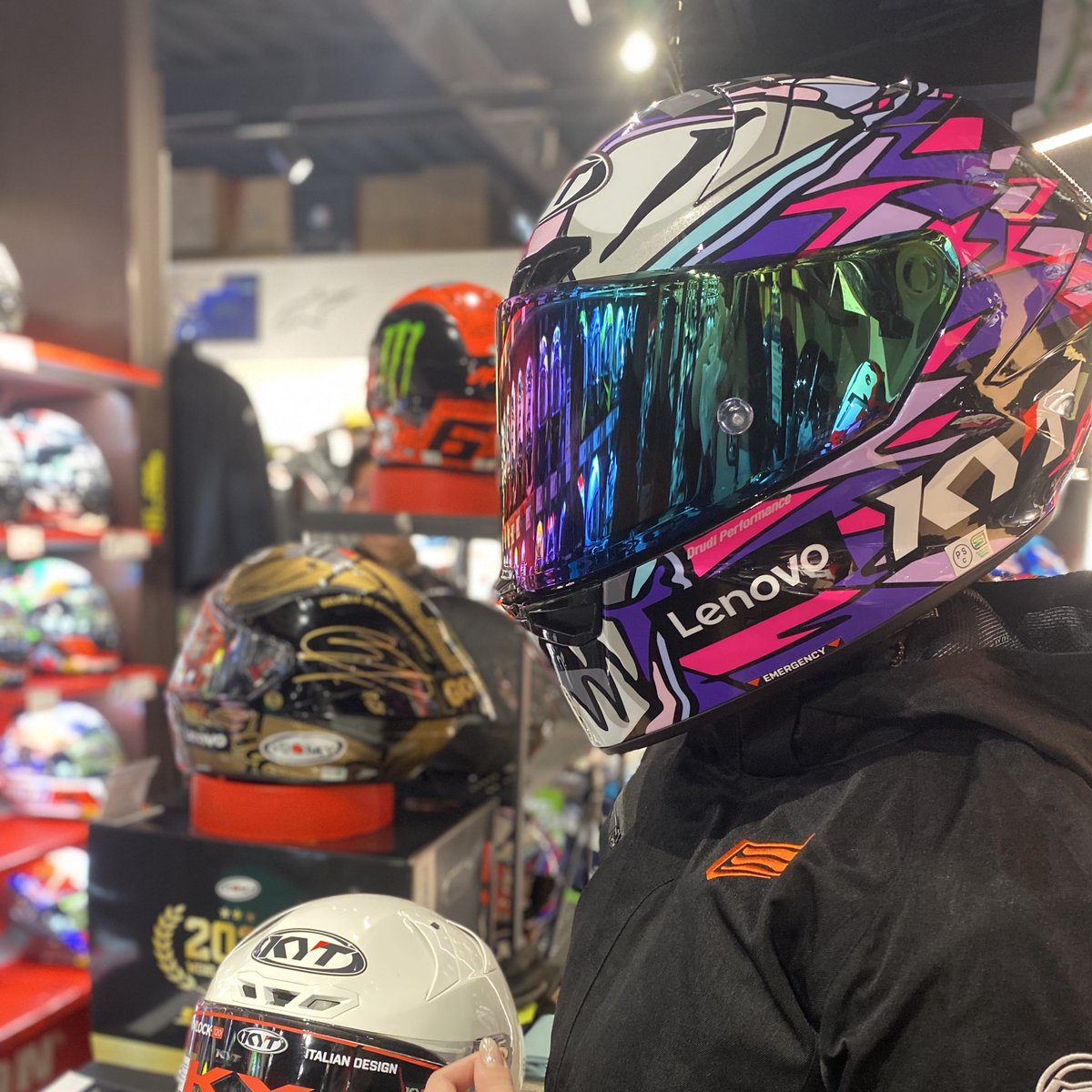 Ricoland_Kyoto's tweet image. KYTヘルメット商品説明会本日も開催中🥳
京都店インフルエンサー（微公認）のあかねまる。さんも被っていただきました😊

今ならラインナップ以外の特別なヘルメットも持って来て頂いてます！！

イベントは本日までなので京都店へ🏃💨ｲｿｹﾞｯ

#KYT #ライコランド京都 #ヘルメット