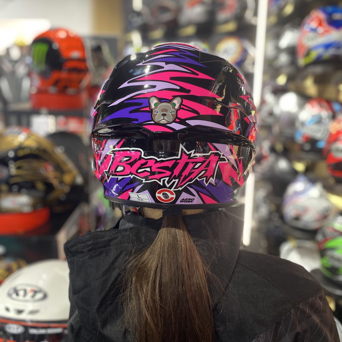 Ricoland_Kyoto's tweet image. KYTヘルメット商品説明会本日も開催中🥳
京都店インフルエンサー（微公認）のあかねまる。さんも被っていただきました😊

今ならラインナップ以外の特別なヘルメットも持って来て頂いてます！！

イベントは本日までなので京都店へ🏃💨ｲｿｹﾞｯ

#KYT #ライコランド京都 #ヘルメット