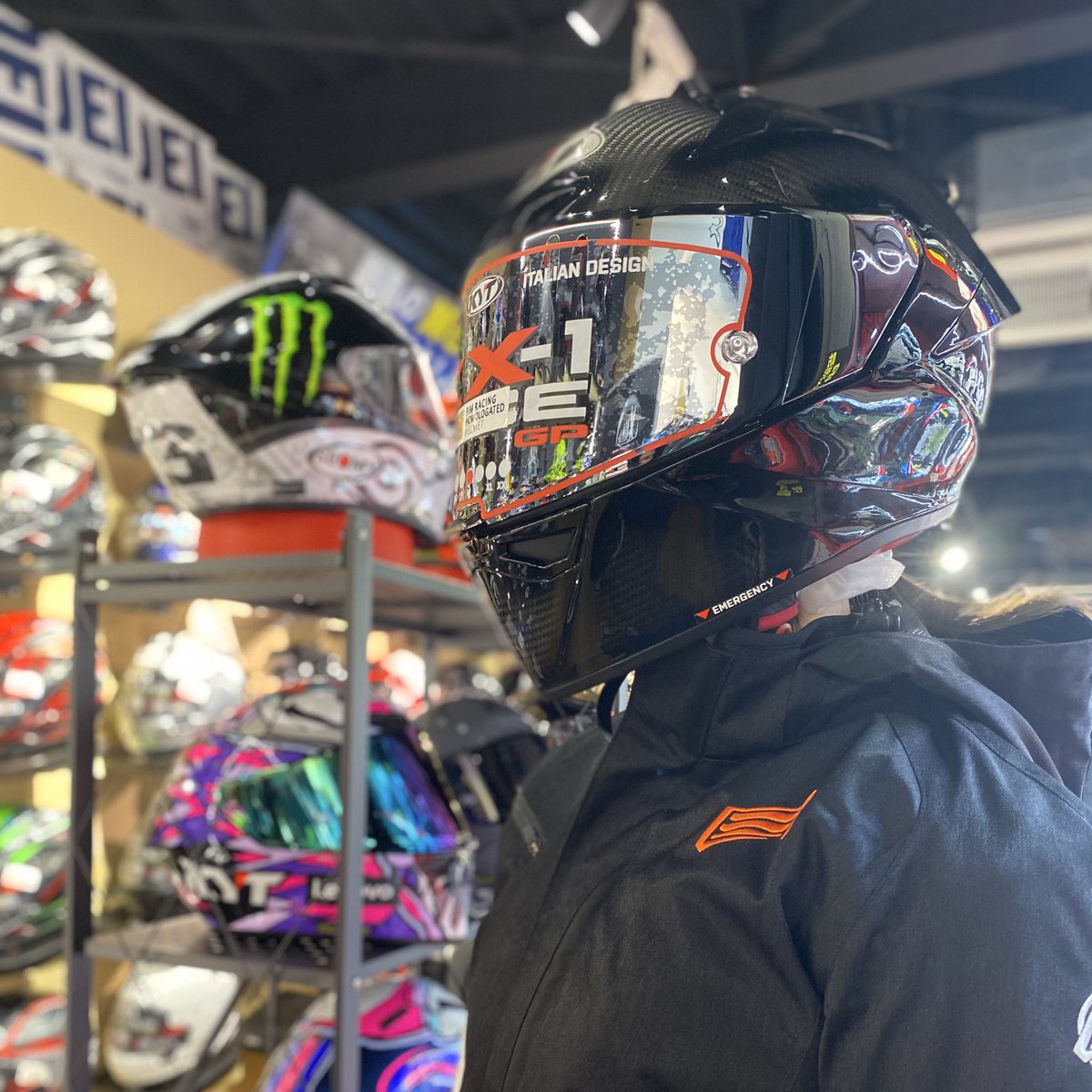 Ricoland_Kyoto's tweet image. KYTヘルメット商品説明会本日も開催中🥳
京都店インフルエンサー（微公認）のあかねまる。さんも被っていただきました😊

今ならラインナップ以外の特別なヘルメットも持って来て頂いてます！！

イベントは本日までなので京都店へ🏃💨ｲｿｹﾞｯ

#KYT #ライコランド京都 #ヘルメット