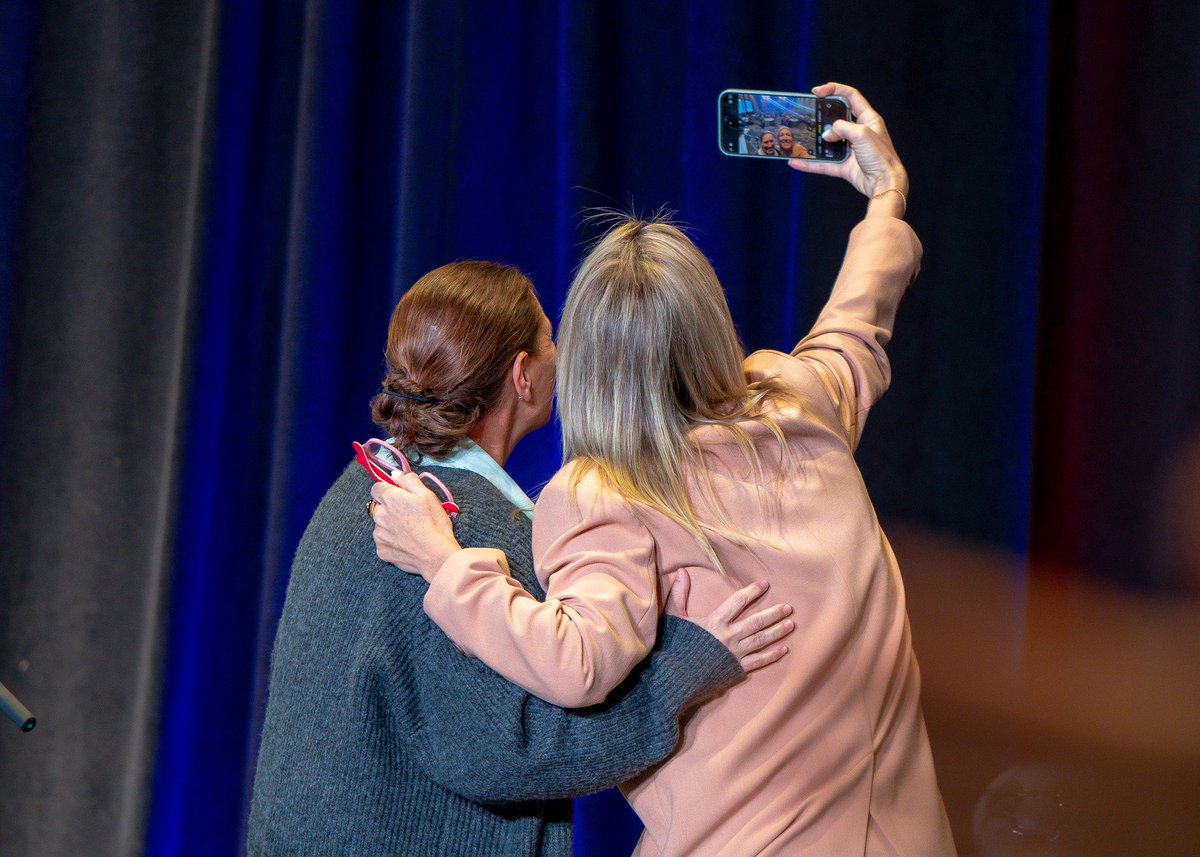 Women_Coaches's tweet photo. Today we honored Amanda Vandervort as our Award of Excellence recipient!
Filling the room with so many coaches that have continued to raise the bar across all levels of the womenβs game is something we look forward to every convention!
#SheCanCoach #SheCanLead
πΈ @lgralheer https://t.co/twNpHDGZwp