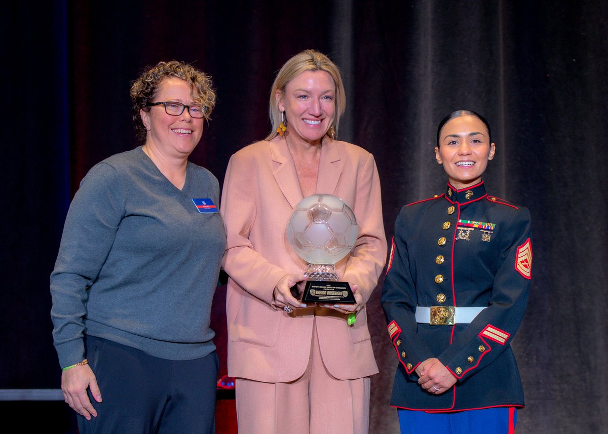 Women_Coaches's tweet photo. Today we honored Amanda Vandervort as our Award of Excellence recipient!
Filling the room with so many coaches that have continued to raise the bar across all levels of the womenβs game is something we look forward to every convention!
#SheCanCoach #SheCanLead
πΈ @lgralheer https://t.co/twNpHDGZwp