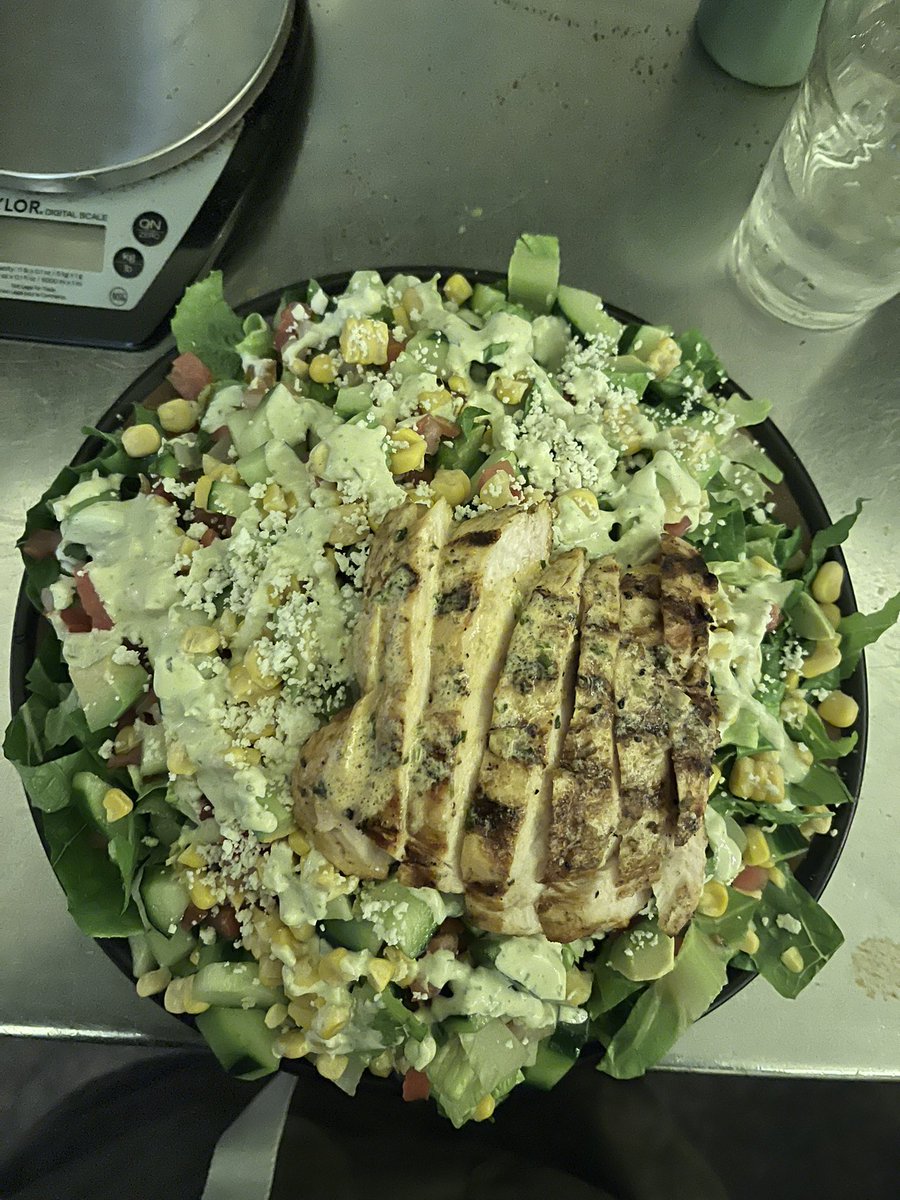 michaelmoii's tweet photo. Spent the last 30 min trynna finish this damn salad #mygyatt https://t.co/aCL5NFzYzL