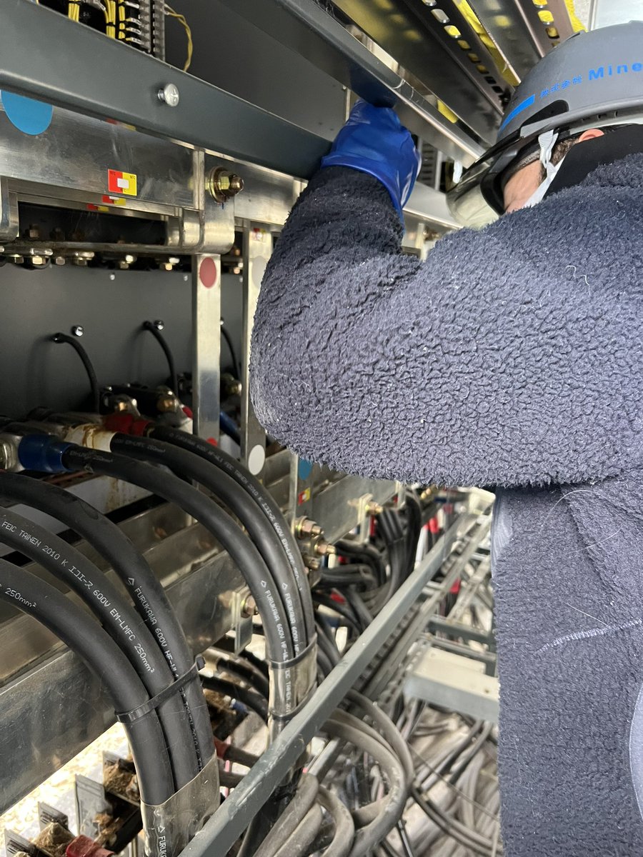 y23118915's tweet photo. 年次点検にて。
銅バーでハクビシンが感電死しており
掃除がとても大変です。臭いしだるいし
何箇所もキュービクルある中でハズレ引いたわ！！ https://t.co/nRnBIVNAuE