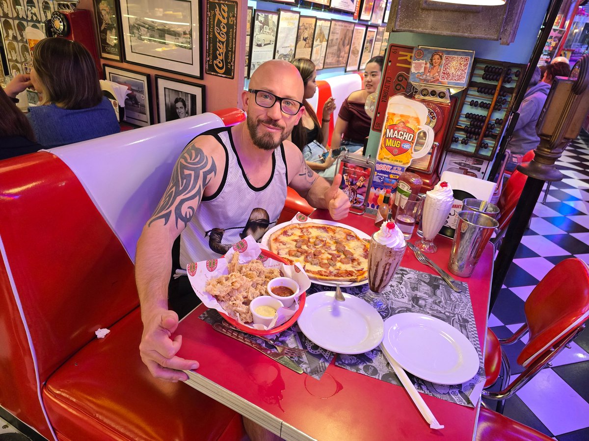 JohnPTrainer's tweet photo. Banging munch the filling station in makati Manila... #food https://t.co/FZOaHJ0bhQ