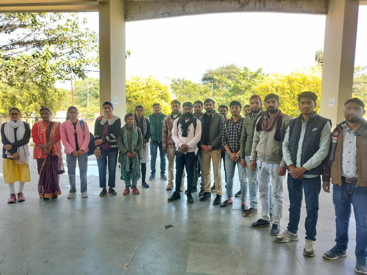 Ghidode2001's tweet photo. #जनसेवामित्र_बापिस_आ_रहे_हैं
माननीय मौन मंत्री  मुख्यमंत्री @DrMohanYadav51
जी देख लीजिये मध्य  प्रदेश की नारी शक्ति को धरातल से पूरे प्रदेश की योजनाओ को पहुँचाने का काम किया लेकिन अंत मे हमे ही घर पर बैठा दिया  
युवाओ को सशक्त बनाने की बात करते हो एक नजर यहाँ भी देख लो 
#विदिशा https://t.co/BUumlOzVxm