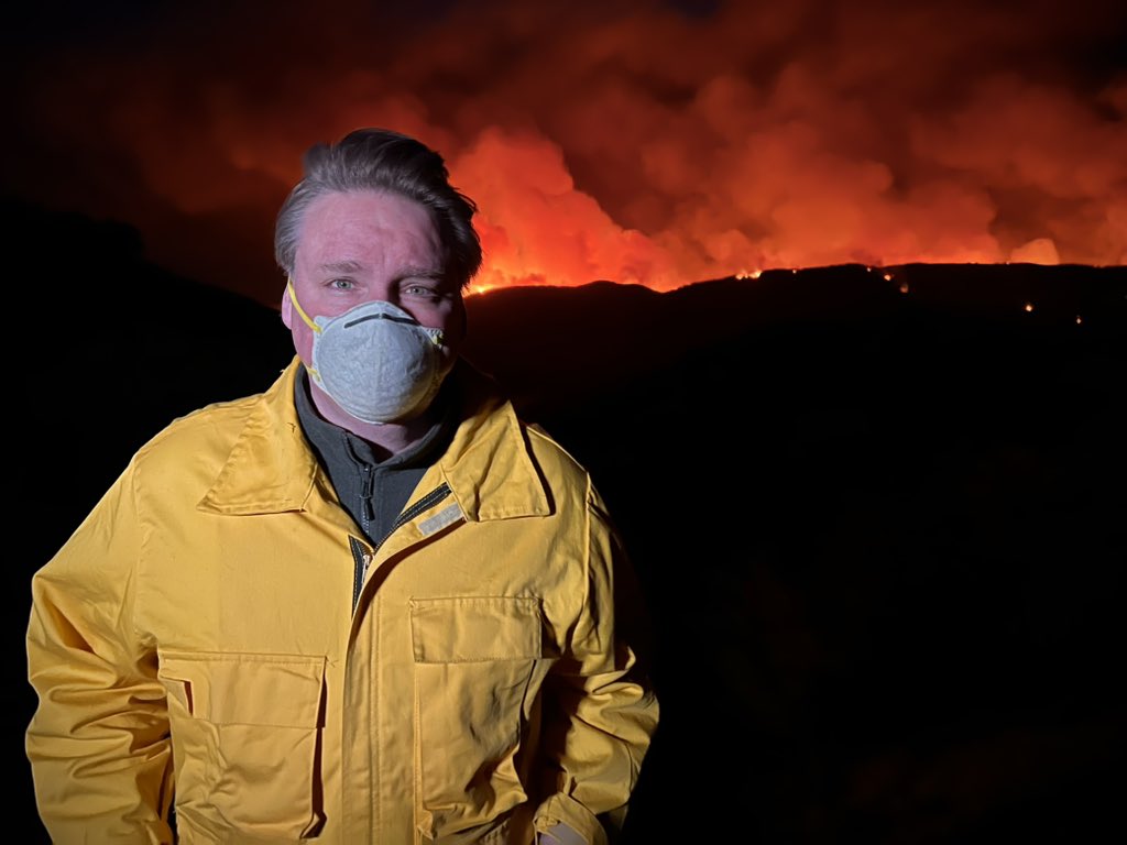 Salze, Ton, Gel, geheime Inhaltsstoffe: Das rote Brandschutzmittel, das die Dutzenden von Löschflugzeugen verteilen, heißt “Phos-Chek”. Heute hat es geholfen, den Brand zwischen Palisades und Brentwood einzudämmen. Ein Drop, ein Abwurf, sagt man uns, kostet 30.000 Dollar. #LAFire