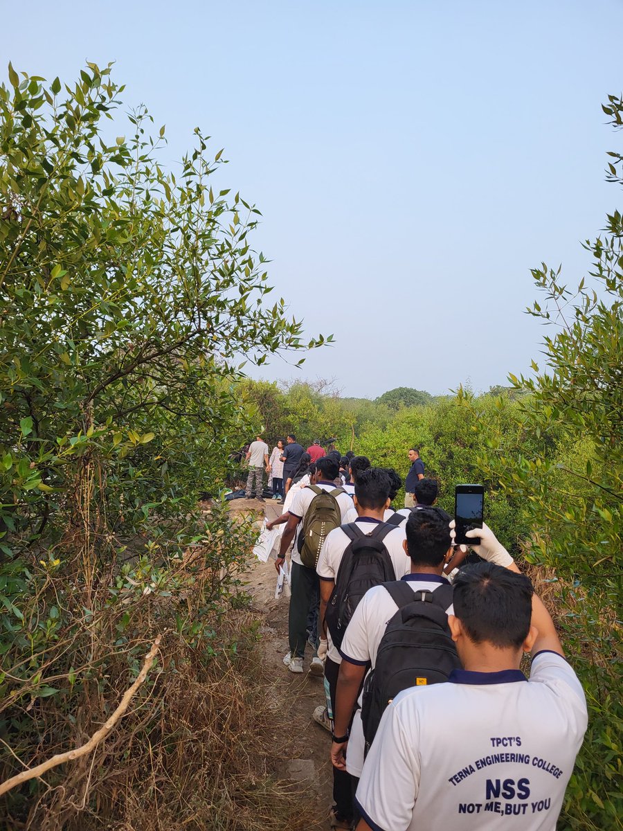 EnvironmentLife's tweet photo. Week 230 #MangrovesCleanup Drive
This is amazing to see students taking leads towards Environment conservation.
It's our collective responsibility to stop littering and if you saw someone litter at first then tap & stop him.
#PlanetOne
@MangroveForest @Rotary @SwachhBharatGov https://t.co/2iIiMDbLJb
