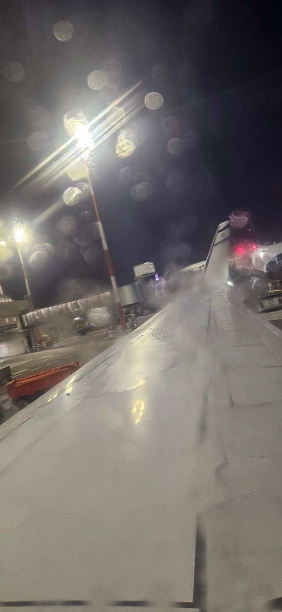 עת השתחררתי הרופאים המליצו לי
ביקור חודשי בנמל התעופה
זה באמת עושה לי טוב לראות מטוס גדול
ממריא דרך דמעה שקופה
אחר כך כבר יותר קל הלחץ על העין השטופה

(מאיר אריאל)

כבר ממריאים...