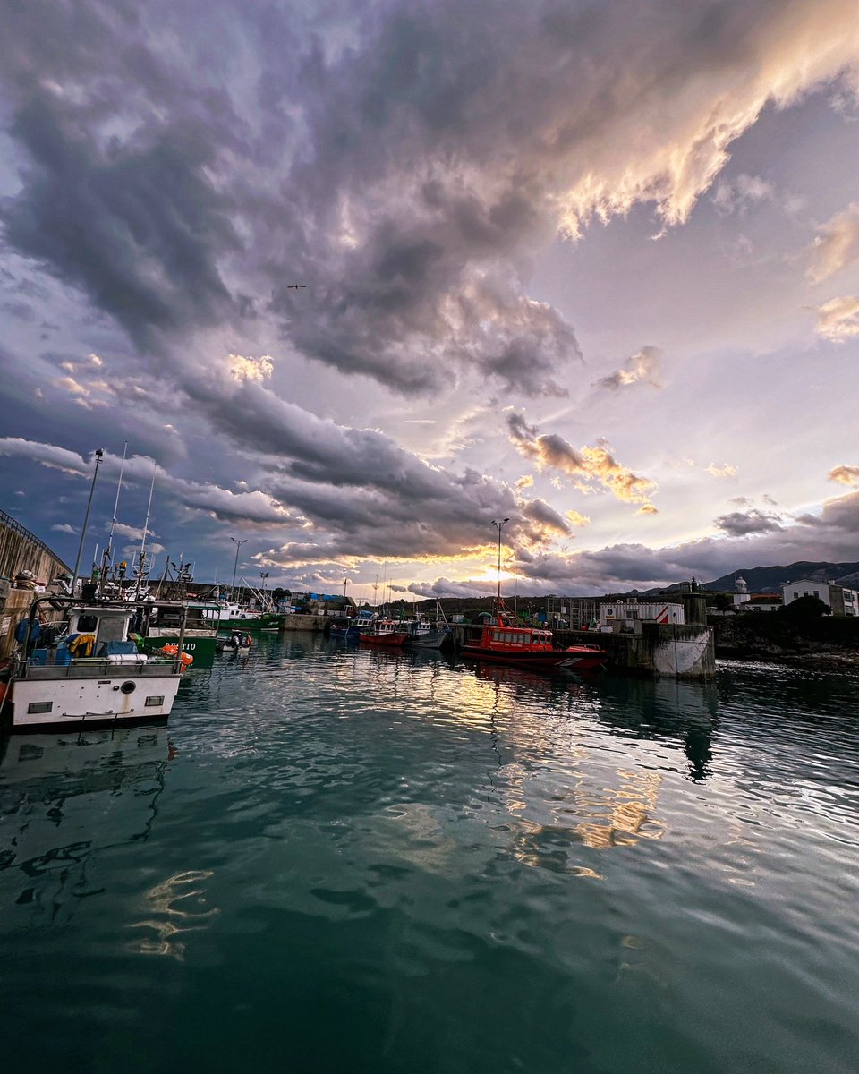 antoniotrevin's tweet photo. Llanes. Cielo madrugador, de sur, en la dársena pesquera.

“ Y las costumbres simples d’esti guapu rincón;
porque con sos acentos, con sos breves canciones,
con so incente música y puras divirsiones
al alma van derechu, enancha el corazón.”
(Amable González Abin)
#llanes https://t.co/0K9m1MHg8m