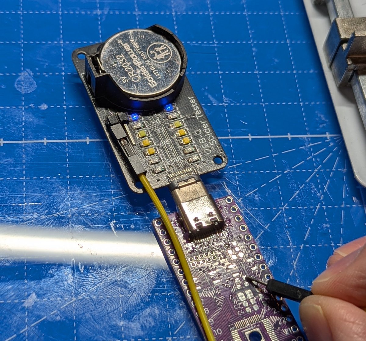 74th's tweet photo. RP2350A基板の実装開始
まず、ブリッジしやすいUSBソケットの実装

足をはんだ多めで実装する
ランドに適当にはんだ乗せて、フラックスで塗って端子と繋ぎつつ余分なはんだ除去
最後に自作の実装テスターでブリッジしていないのを確認する https://t.co/Uv0gsV3wPG