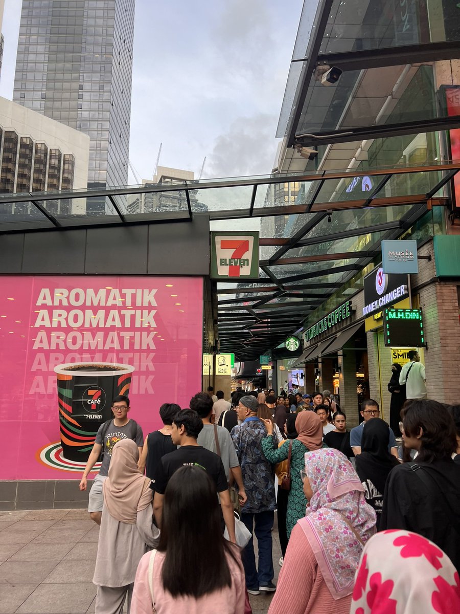 adriansyahyasin's tweet photo. Ke Bukit Bintang selalu cuman buat bengong sedih Jakarta gak akan bisa punya area kayak gini kalau pola pikirnya masih kebolak balik

Mana area ini wacananya mau di pedestrianisasi lagi https://t.co/LP5Kxj3ApW
