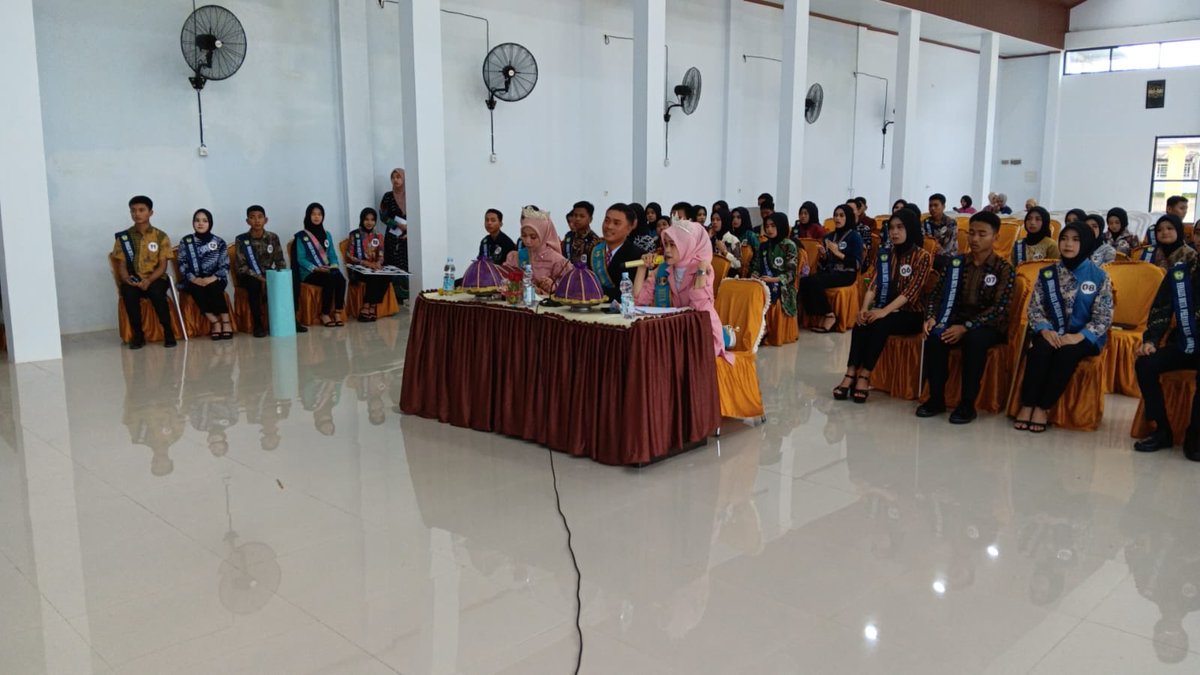 Suasana kompetisi seleksi terbaik calon Duta Pelajar se-Kabupaten Gowa Sulsel yg seluruh tahapannya diselenggarakan di Wisma Hafid TC Gowa-Makassar.

Alamatnya: googlemap: Wisma Hafid II Makassar - maps.app.goo.gl/3EvDgvH6WgnWfZ… Untuk informasi Abdul Majid di TelWA : 0821-9626-3646