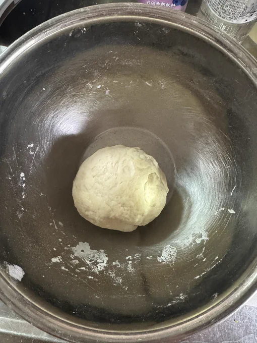うちに来るはずだった友達が急遽来れなくなり時間ができたのでベーグル作りのチャレンジを始めた。パン系苦手意識があるので非常に不安!#発酵 