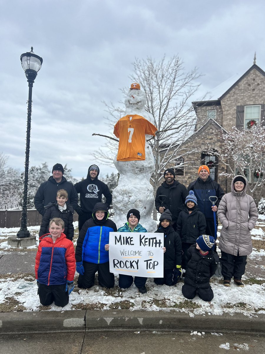 janestorie's tweet photo. This 11+’ tall snowman and his friends from Nashville want to say, ‘welcome to Rocky Top, Mike Keith!’ 🍊🍊

@TearsaSmith https://t.co/YiqncKPEAw