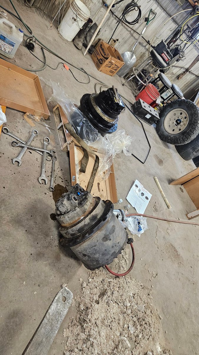 loaderguy40's tweet photo. Out with the old in with the new ...final drive for the excavator https://t.co/0bEwQ1J6Jv