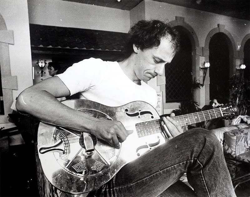michelle1956's tweet photo. @DrGuitar Borrowing Mark Knopffler's amazing Resonator. https://t.co/wK59vVcalJ