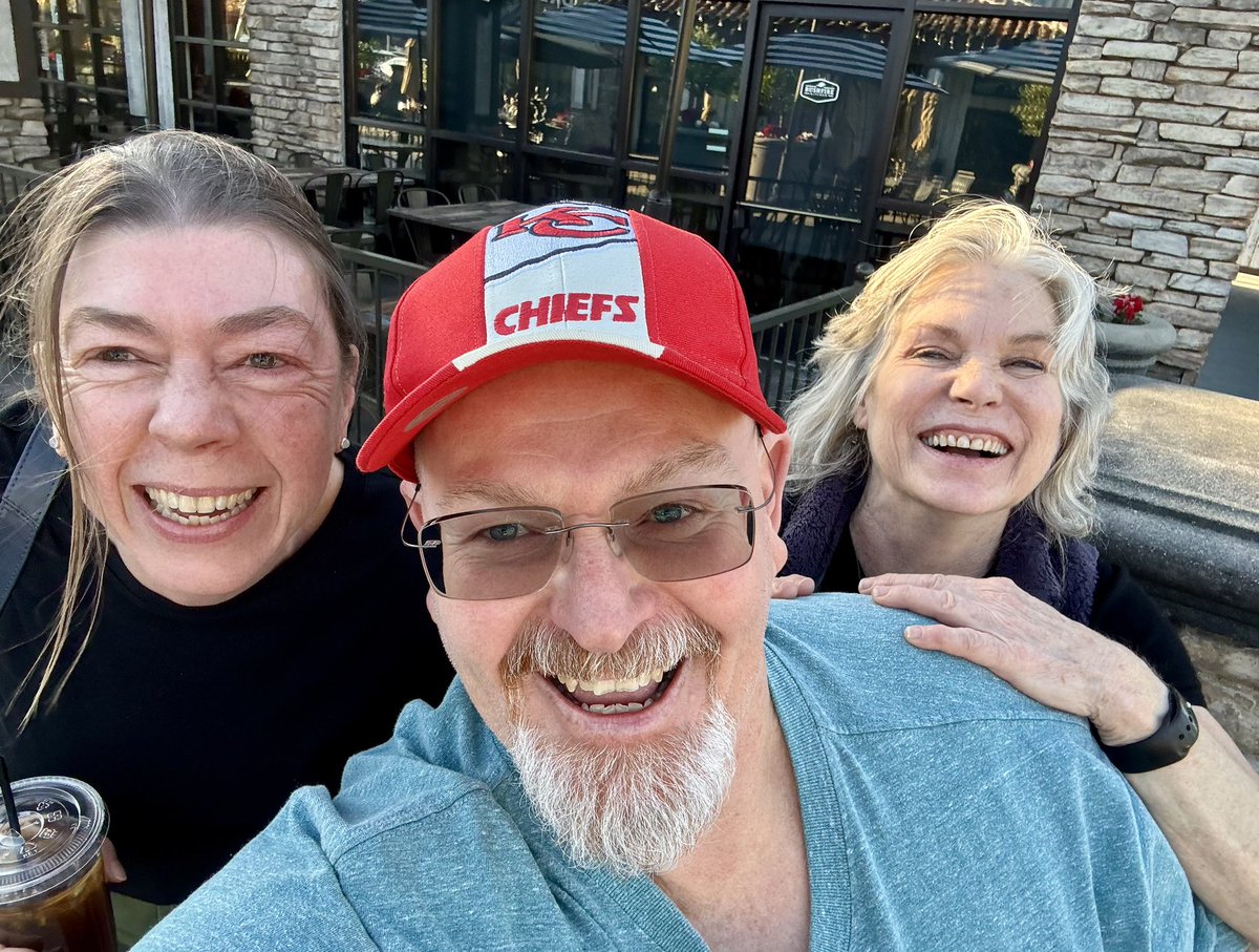 ‘My Reporter’ <a href="/KatieOrloff/">Katie Orloff</a> (now PIO of Colton USD &amp; colleague photojournalist <a href="/Fotogodterry/">TERRY PIERSON</a> Terry Pierson met 4 long lunch today. Nice to escape high winds cleanup &amp; 🔥news. We all worked at <a href="/pressenterprise/">The Press-Enterprise</a>!