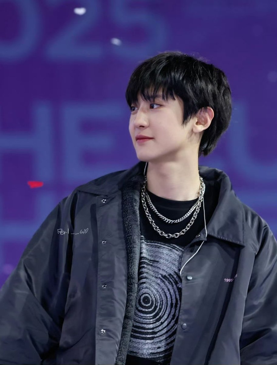 cyhourly's tweet photo. #찬열 
    
     2018                              2025 https://t.co/waD6dht0aM