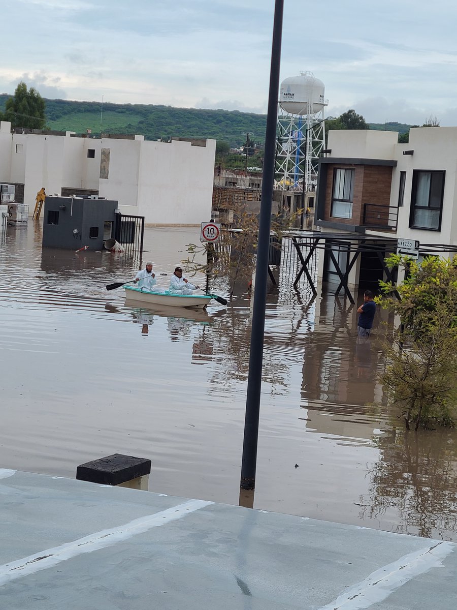 cuartodemillamx's tweet image. Hola, mucho gusto soy Rosy De Anda, te cuento mi martirio con #Jeep, #Stellantis y #HDI .

En julio del año pasado debido a las fuertes lluvias en mi ciudad (La Piedad Michoacan), se inundó mi camióneta Jeep #renage dentro de mi fraccionamiento, y hasta el día de hoy ni la
