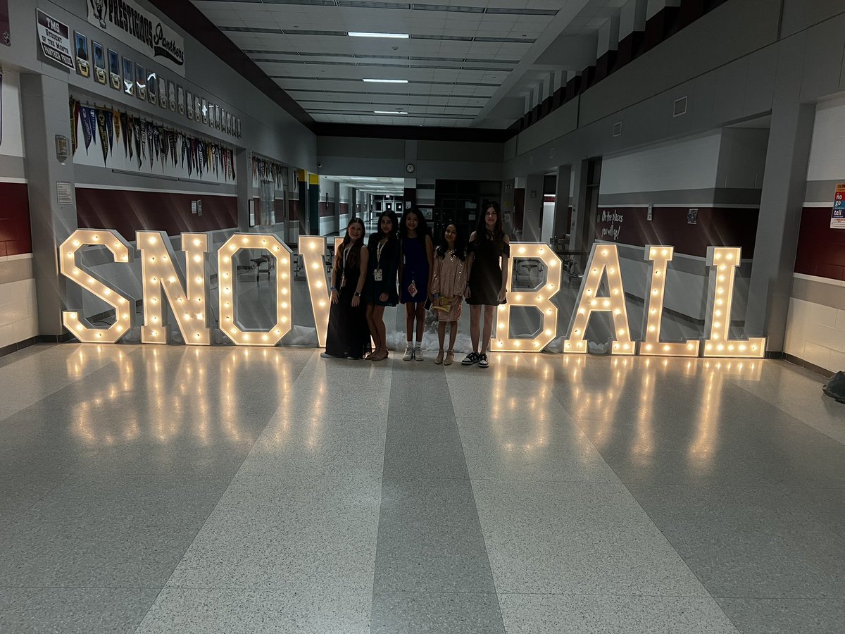 HumbleISD_TMS's tweet photo. Students had an amazing time tonight at the TMS Snowball Dance. https://t.co/V7nzp8DRcK